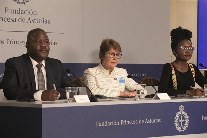 (I-D) El director de Marys Meals en Zambia, Panji Chipson Kajani, la directora de comunicación de Mary's Meals, Felicity Read y la directora de Marys Meals en Kenia, Amina Iddy Swedi, durante una rueda de prensa, en el hotel Eurostars de la Reconquist