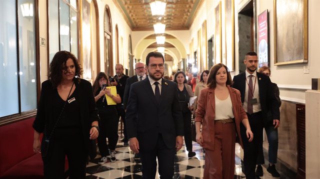 El presidente de la Generalitat de Cataluña, Pere Aragonès (c) y la portavoz de ERC en la Cámara Alta, Sara Bailac (d), a su llegada a la Comisión General de las Comunidades Autónomas, en el Senado, a 19 de octubre de 2023, en Madrid (España). En la Comis