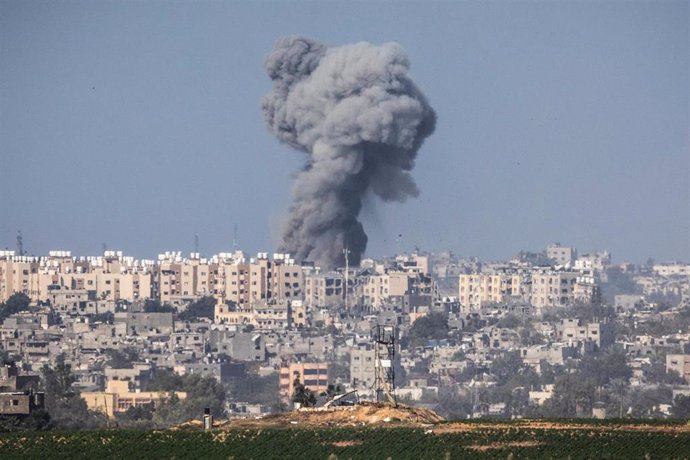 Humo de una explosión sobre Gaza