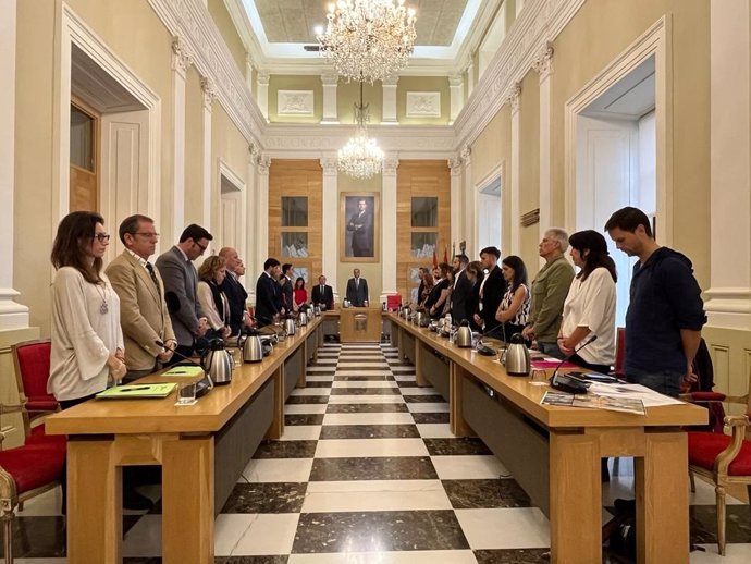Minuto de silencio en el Pleno del Ayuntamiento de Cáceres por las víctimas del conflicto de Oriente Medio