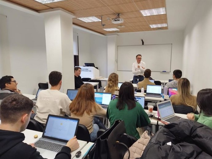 Máster en Comunicación Política y Empresarial.