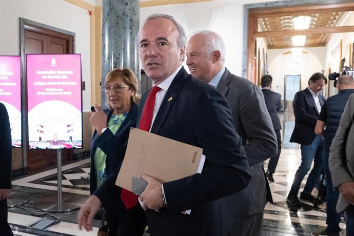 El presidente del Gobierno de Aragón, Jorge Azcón, a su llegada al Senado.