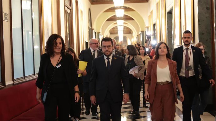 El presidente de la Generalitat de Cataluña, Pere Aragons (c) y la portavoz de ERC en la Cámara Alta, Sara Bailac (d), a su llegada a la Comisión General de las Comunidades Autónomas.