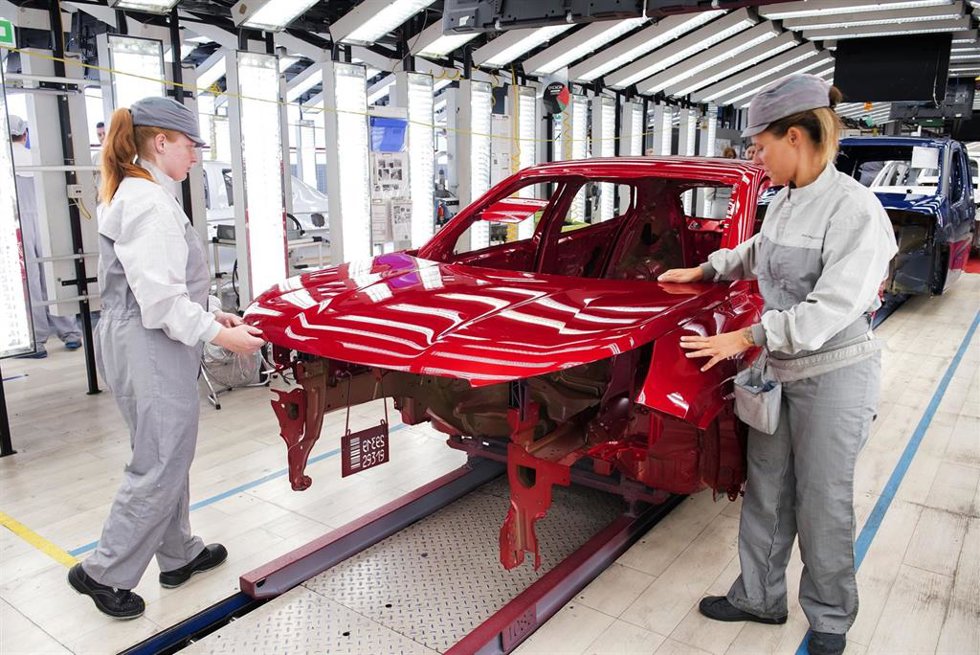 Archivo - Operarios de pintura de la planta de PSA Peugeot Citron en Vigo.