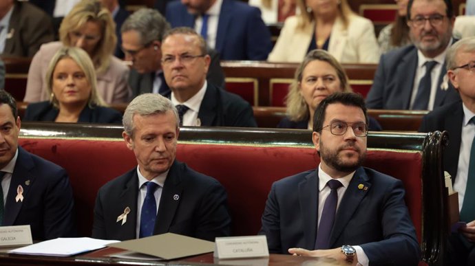 El presidente de la Xunta de Galicia, Alfonso Rueda (i) y el presidente de la Generalitat de Cataluña, Pere Aragonès (d), durante un debate tras la Comisión General de las Comunidades Autónomas, en el Senado, a 19 de octubre de 2023, en Madrid (España). E