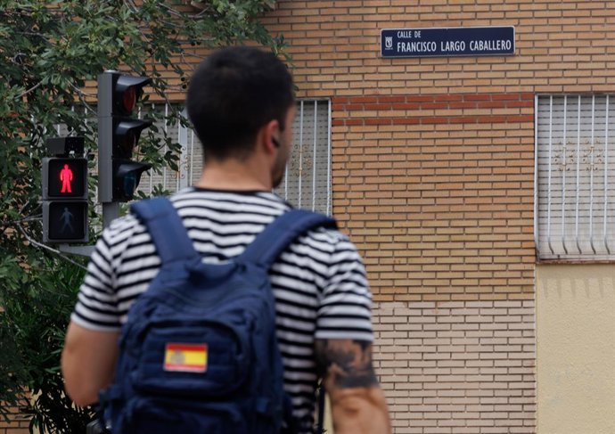 Archivo - Un chico cruza por la calle de Francisco Largo Caballero en el Barrio de Chamberí, a 21 de junio de 2023, en Madrid (España). El TSJ de Madrid ha condenado  al Ayuntamiento de Madrid a reponer las calles Largo Caballero e Indalecio Prieto. La 