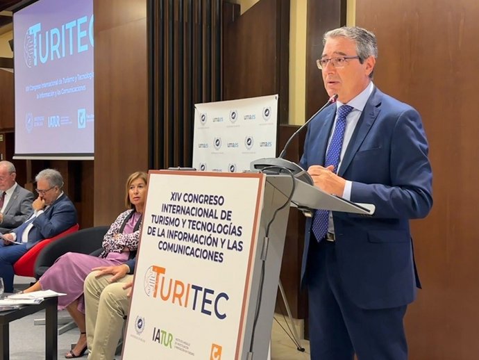 El presidente de la Diputación de Málaga y de Turismo Costa del Sol, Francisco Salado, ha sostenido que la digitalización de los destinos turísticos es un elemento clave para la mejora de la competitividad de los mismos.