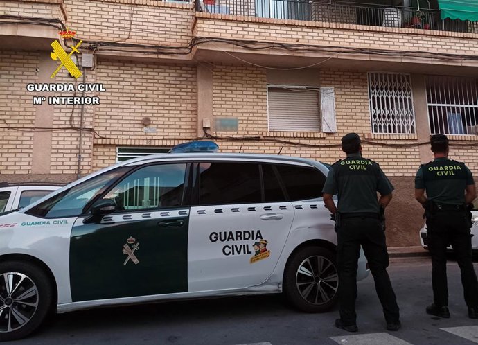 Agentes de la Guardia Civil, durante la operación