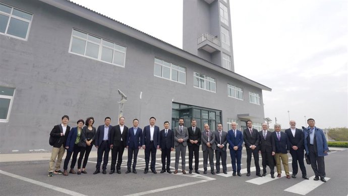 El conseller de Empresa y Trabajo de la Generalitat, Roger Torrent, junto a otros cargos del Govern y representantes de Idiada en el nuevo centro de simulación de Idiada en la China