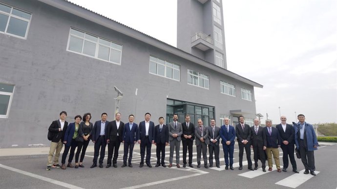 El conseller de Empresa y Trabajo de la Generalitat, Roger Torrent, junto a otros cargos del Govern y representantes de Idiada en el nuevo centro de simulación de Idiada en la China