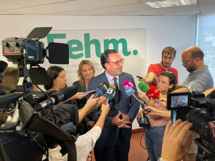 El conseller de Empresa, Empleo y Energía, Alejandro Sáenz de San Pedro, durante una rueda de prensa en la sede de la FEHM.