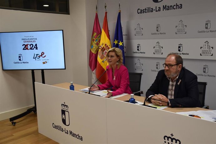 La delegada de la Junta en Cuenca, María Ángeles López, detalla los presupuestos en rueda de prensa.