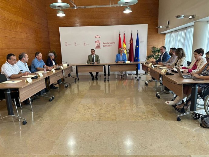 Encuentro del alcalde con los presidentes y miembros de las Juntas Municipales