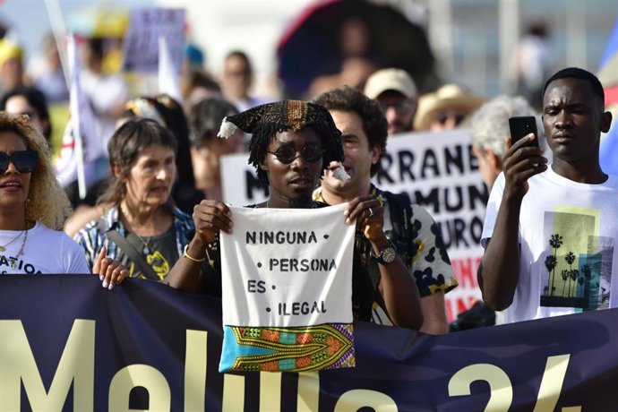 Archivo - Varias personas protestan durante la I Marcha por la Justicia 24J  Un año sin Justicia en memoria de las víctimas fallecidas, heridas y desaparecidas en Melilla hace un año, a 24 de junio de 2023, en Melilla (España). 