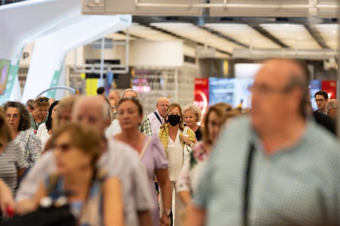 Archivo - Pasajeros llegan al  Aeropuerto Adolfo Suárez Madrid-Barajas.