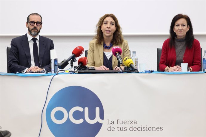 (I-D) El abogado Eliseo Martínez, la directora de Comunicación de OCU, Ileana Izverniceanu, y la abogada de OCU, Miryam Vivar,  durante la presentación de las tres primeras demandas colectivas por el caso conocido como cártel de automóviles, a 19 de o