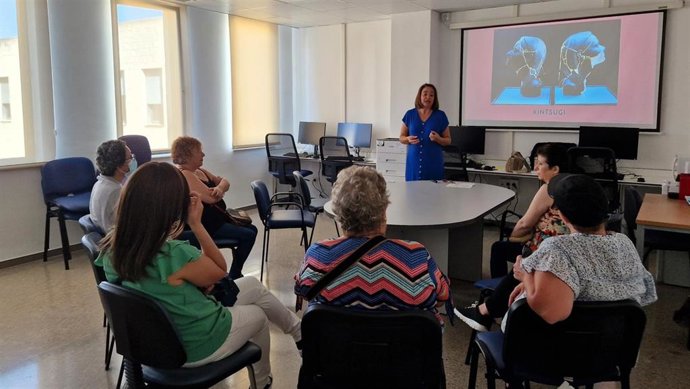 El Hospital Juan Ramón Jiménez de Huelva incorpora nuevos talleres de estética oncológica.