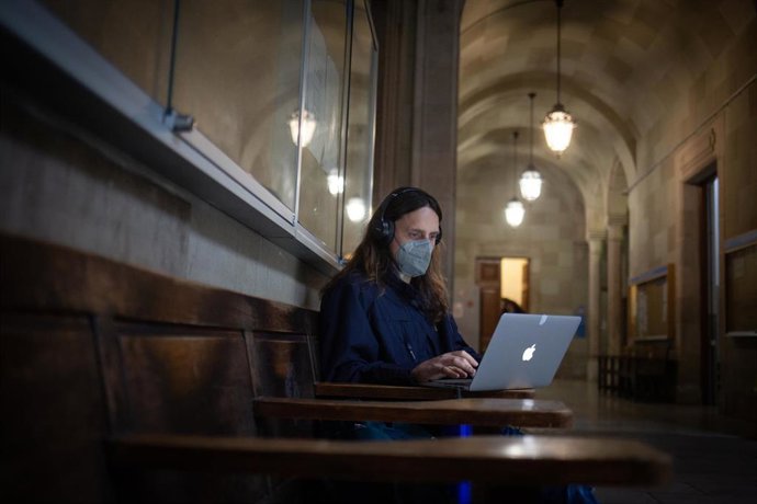 Archivo - Una mujer con un ordenador portátil en la Facultad de Filología y Comunicación Universidad de Barcelona,