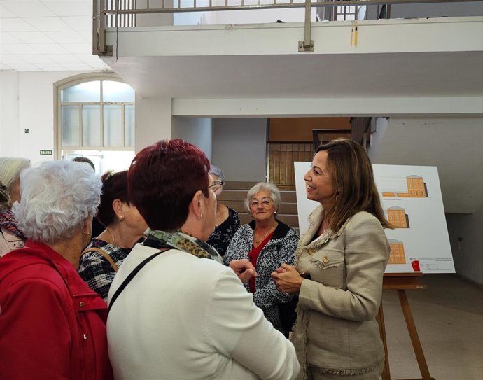 La alcaldesa de Zaragoza, Natalia Chueca, en el IES Luis Buñuel