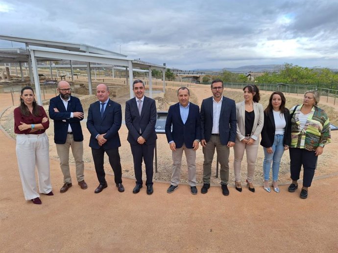 El subdelegado accidental del Gobierno en Málaga, Juan Pedro Carnero, visita, junto al alcalde de Antequera, Manuel Barón, la Villa Romana de la Estación.