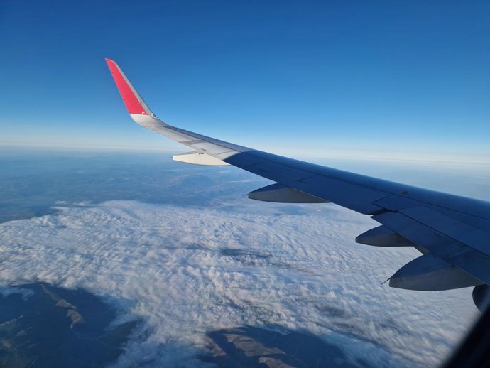 Archivo - Imagen del ala de un avión en pleno vuelo.