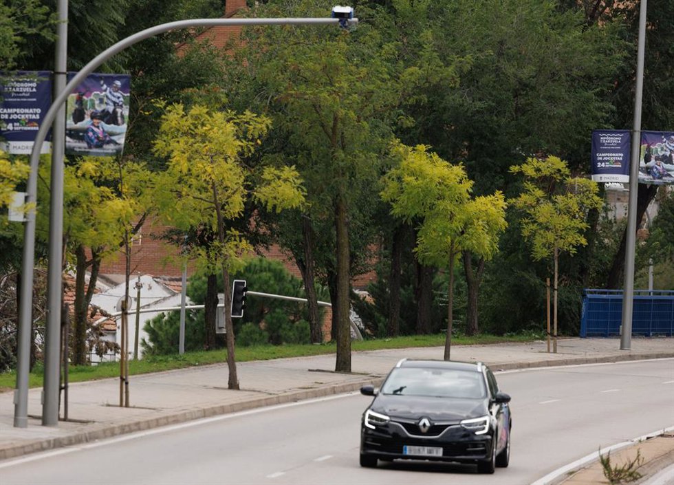 Archivo - Coches circulan por Madrid, a 15 de septiembre de 2023, en Madrid (España). 