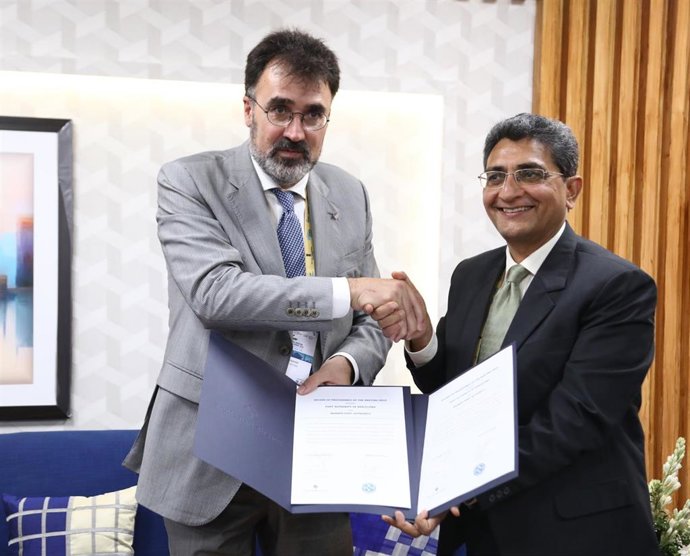 El presidente del Puerto de Barcelona, Lluís Salvadó, y el del Puerto de Mumbai, Shri Rajiv Jalota, durante la ratificación del acuerdo
