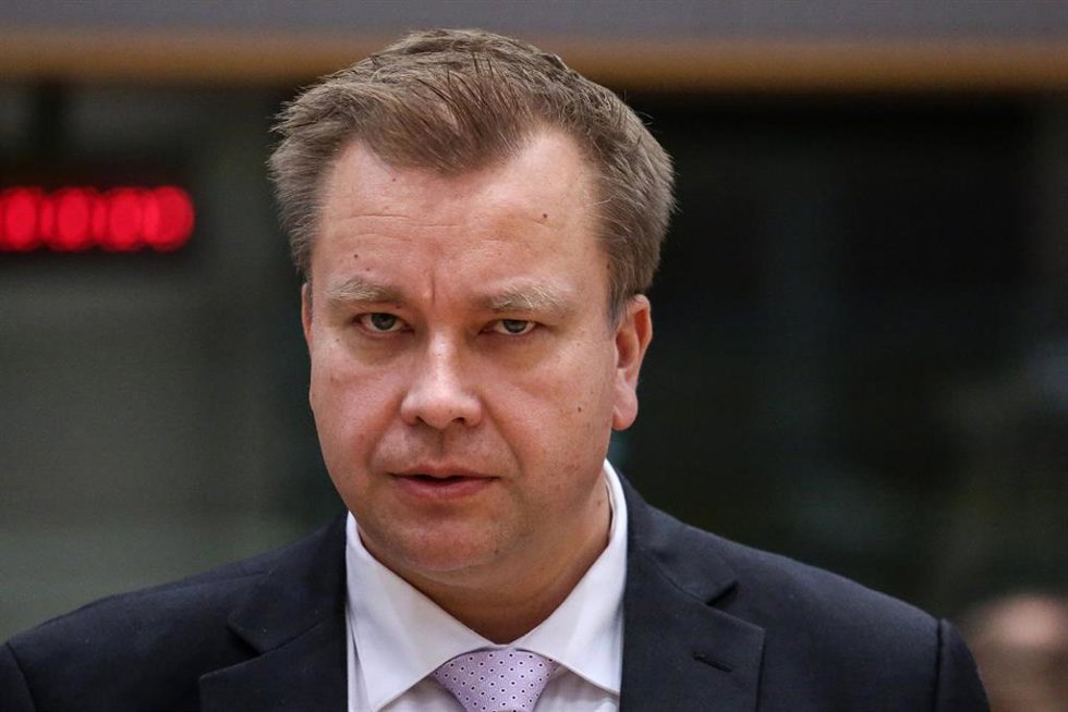 Archivo - Antti Kaikkonen, ministro de Defensa de Finlandia