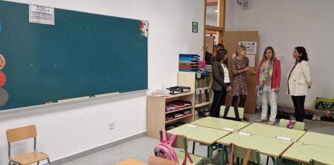 La consejera de Educación del Gobierno de Aragón, Claudia Pérez Forniés, ha visitado el Centro Rural Agrupado (CRA) Alto Gállego de Biescas (Huesca) con la alcaldesa de la localidad, Nuria Pargada