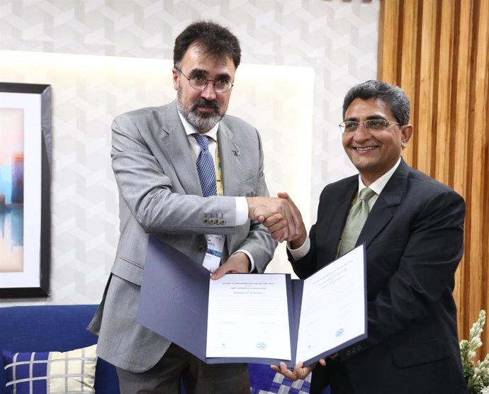 El president del Port de Barcelona, Lluís Salvadó, i el del Port de Mumbai, Shri Rajiv Jalota, durant la ratificació de l'acord