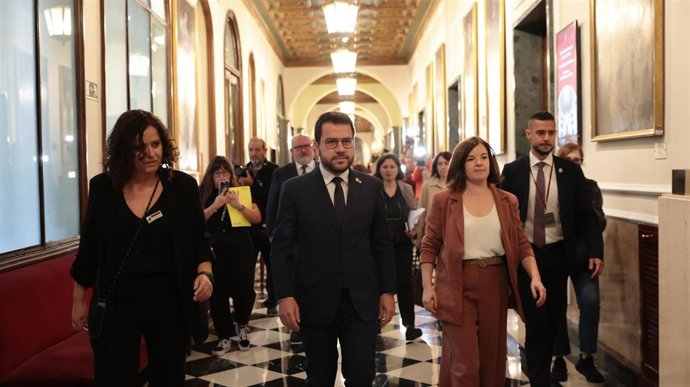 El presidente de la Generalitat de Cataluña, Pere Aragons (c) y la portavoz de ERC en la Cámara Alta, Sara Bailac (d), a su llegada a la Comisión General de las Comunidades Autónomas, en el Senado, a 19 de octubre de 2023, en Madrid (España). 