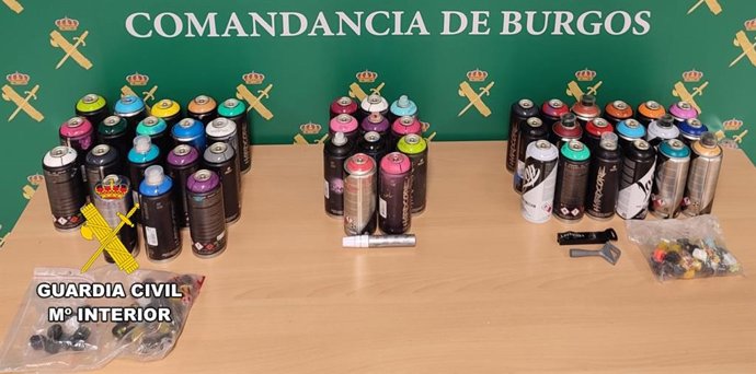 Botes requisados por la Guardia Civil a los cuatro grafiteros