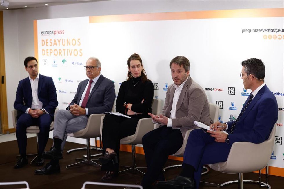 De izda a dcha: Guillermo Rodríguez, José Luis López Cerrón, Carmen Páez y  Enric Rojas durante el Desayuno Deportivo sobre la piratería en eventos deportivos