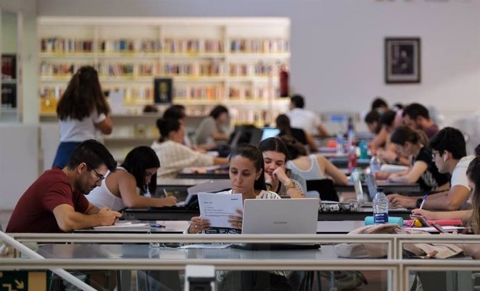 La Consejería de Turismo, Cultura y Deporte ha preparado con motivo del Día de las Bibliotecas, que se celebra el próximo martes 24 de octubre, una programación especial, con una veintena de actividades.