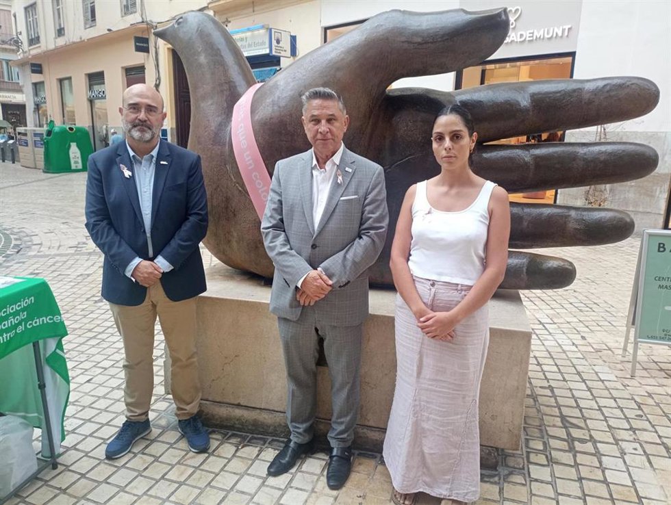 La AECC Málaga realiza más de 100 acciones en octubre para apoyar a mujeres con cáncer de mama.