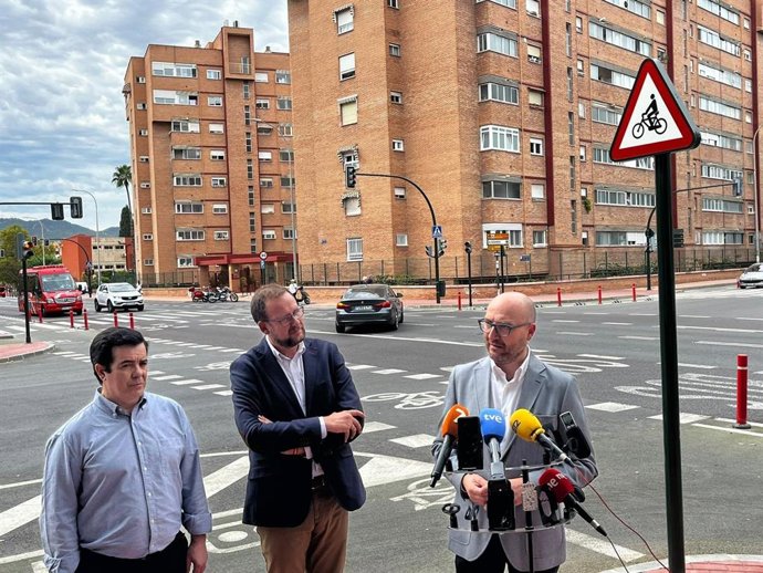 Los concejales de Movilidad, Gestión Económica y Contratación y Desarrollo Urbano y Ciudad Inteligente,  José Francisco Muñoz y José Guillén, presentan el nuevo sistema de gestión inteligente del tráfico de Murcia reducirá los atascos y las emisiones