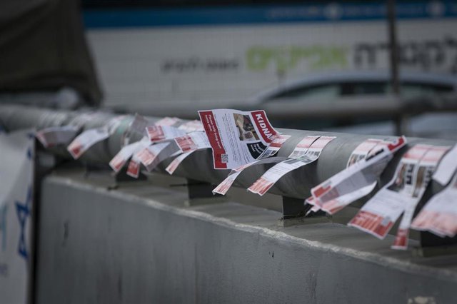 Fotos de desaparecidos tras los ataques de Hamás en Israel