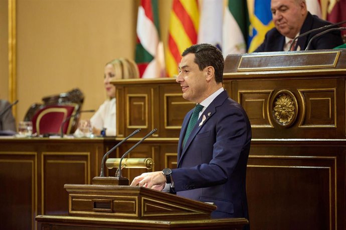 El presidente de la Junta de Andalucía, Juanma Moreno, interviene durante un debate tras la Comisión General de las Comunidades Autónomas, en el Senado, a 19 de octubre de 2023, en Madrid (España). En la Comisión, Aragons, ha defendido la amnistía y el