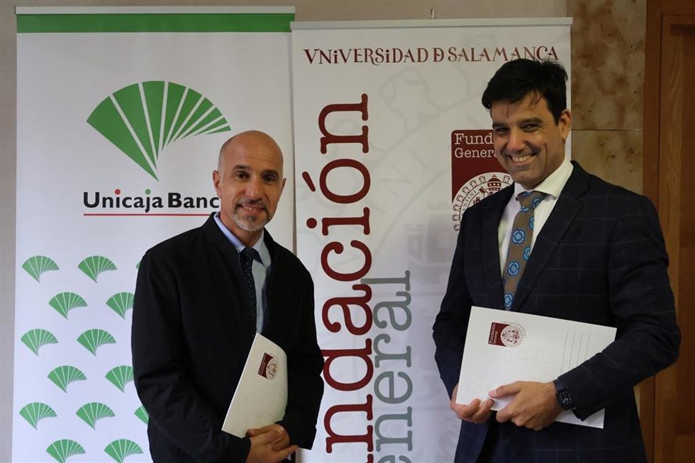 El director gerente de la Fundación General de la Universidad de Salamanca, Óscar González Benito (i), y el director de Banca Comercial en Castilla y León Sur de  Unicaja Banco, Manuel Rubio (d), en la firma del convenio