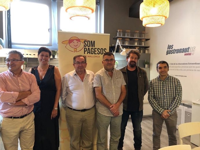 El conseller de Agricultura, Pesca y Medio Natural, Joan Simonet, el director general de Calidad Agroalimentaria y Producción Local, Joan Llabrés, el portavoz de Som Pagesos, Joan Méndez y los otros responsables de la Asociación.