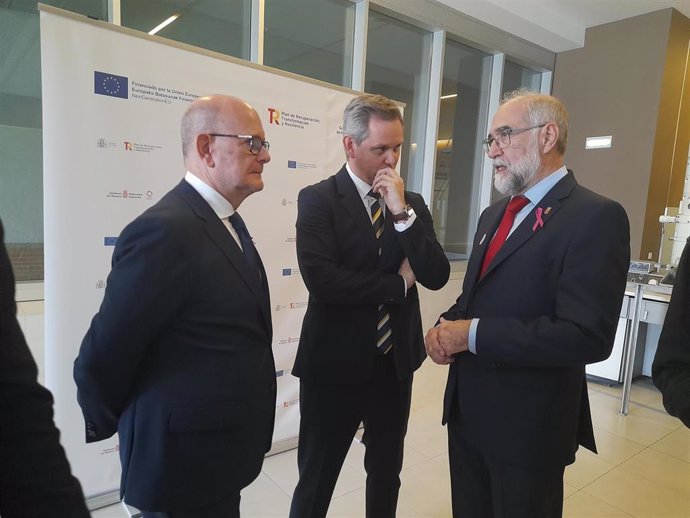 El ministro de Sanidad, José Manuel Miñones, junto al consejero de Salud, Fernando Domínguez, y el delegado del Gobierno en funciones, Valentín Velasco