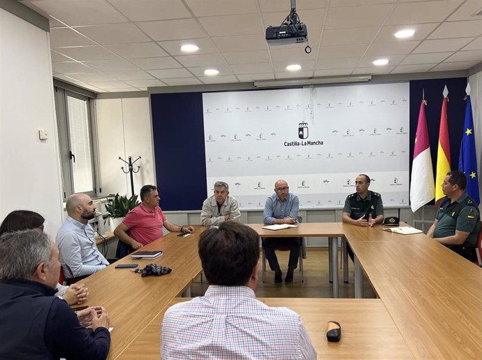 Representantes del Gobierno regional y el Seprona se reúnen para diseñar un plan de seguridad reforzada ante el inicio de la campaña de aceituna.