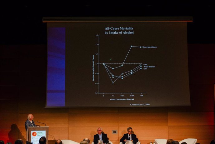 El profesor emérito en la Sección de Medicina Preventiva y Epidemiología de Boston, Curtis Ellison, diserta sobre vino y enfermedad cardiovascular en Toledo