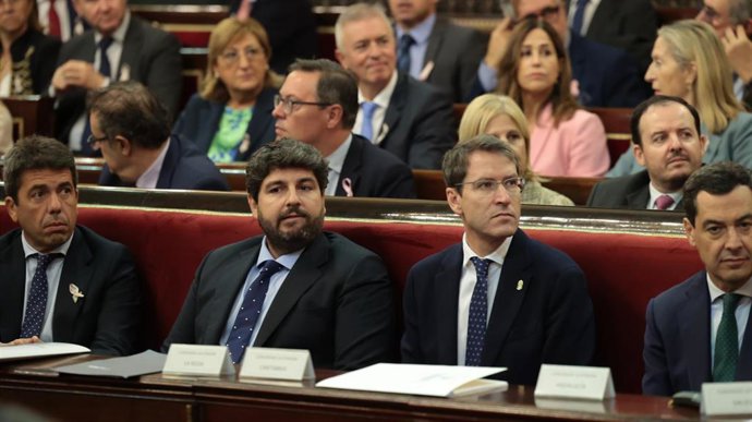 El presidente de la Región de Murcia, Fernando López Miras (i) y el presidente de La Rioja, Gonzalo Capellán de Miguel (d), durante un debate tras la Comisión General de las Comunidades Autónomas, en el Senado, a 19 de octubre de 2023, en Madrid (España