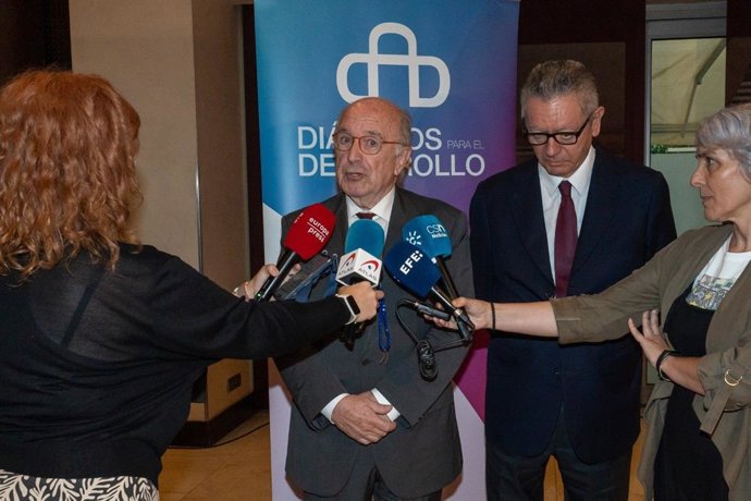 El exsecretario general del PSOE Joaquín Almunia atiende a los medios en Sevilla.