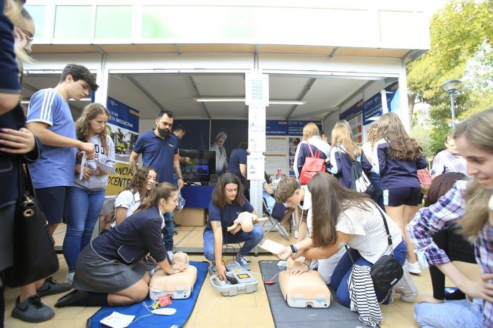 Una sesión formativa sobre reanimación cardiopulmonar impartida por profesores de la UCAM en la pasada edición de la Semana de la Ciencia y la Tecnología
