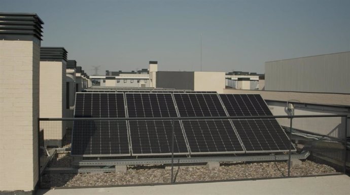 Paneles solares en la residencia micampus en Getafe