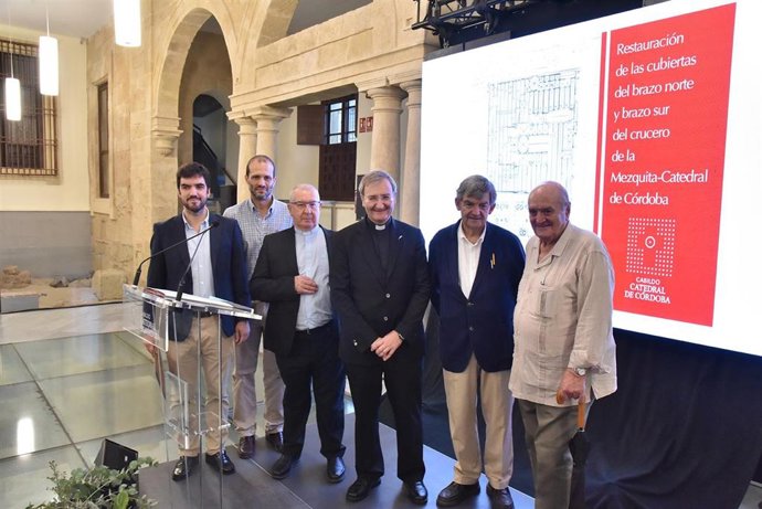 Archivo - El deán (centro), con los arquitectos conservadores de la Mezquita-Catedral y otros miembros del Cabildo, en la presentación de la restauración.