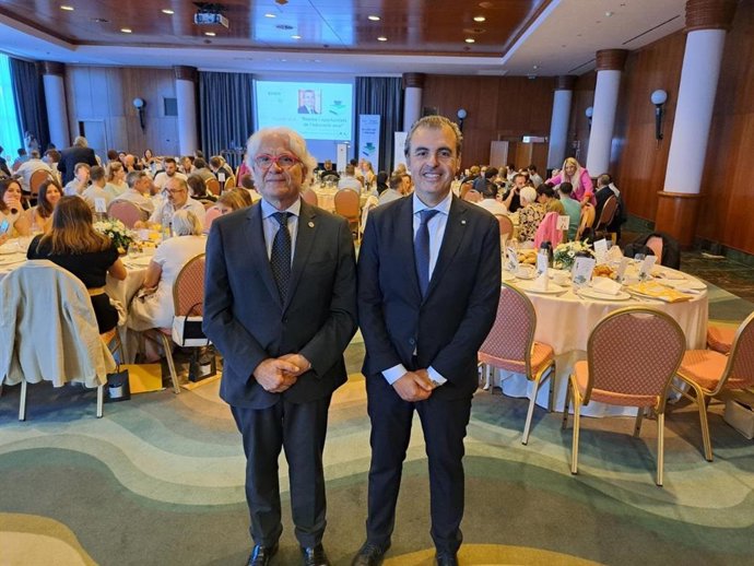 El conseller de Educación y Universidades, Antoni Vera (d).