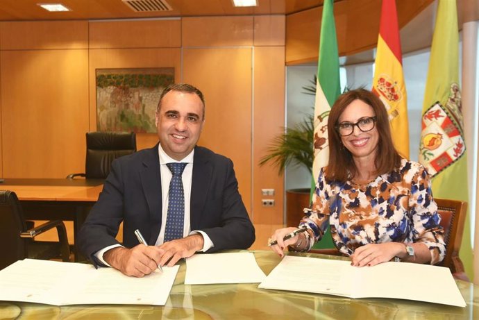 La consejera de Fomento, Articulación del Territorio y Vivienda, Rocío Díaz, y el presidente de la Diputación de Granadal, Francis Rodríguez.